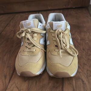 Yellow Women’s size 8 New Balance. They have only been worn once.